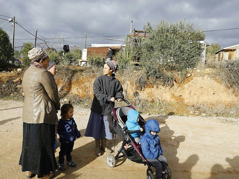 Des habitants de la colonie d'Amona, en Cisjordanie, le 15 décembre 2016 - MENAHEM KAHANA [AFP]
