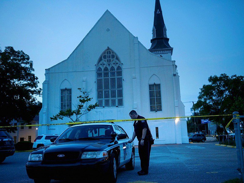 La police monte la garde, le 20 juin 2015, devant l'Emanuel African Methodist Episcopal Church à Chaleston en Caroline du Sud où a été perpétré le massacre - BRENDAN SMIALOWSKI [AFP/Archives]