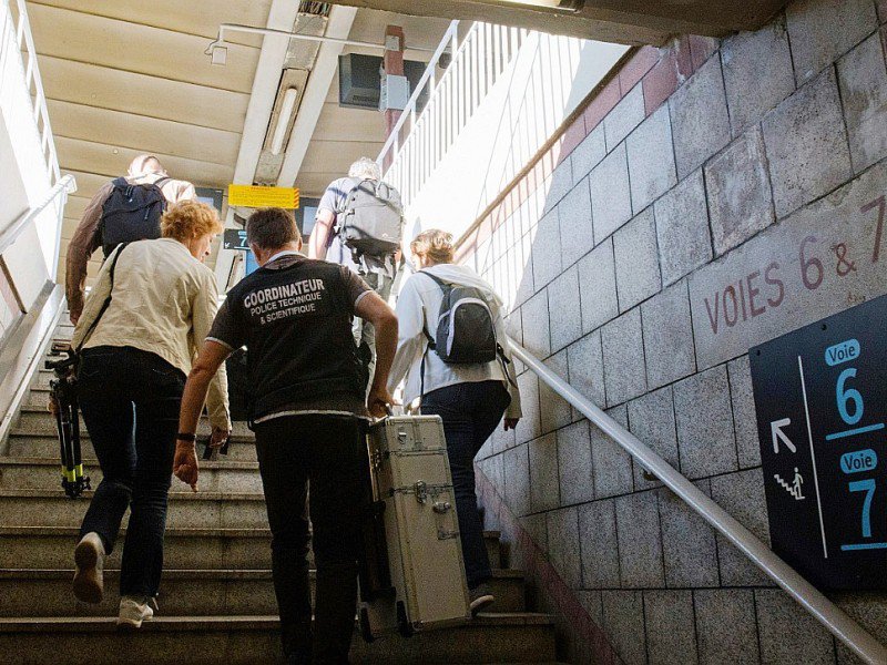 La police scientifique enquête à la gare d'Arras, le 22 août 2015, après l'interpellation par des passagers d'un homme qui avait fait feu dans le Thalys - PHILIPPE HUGUEN [AFP/Archives]