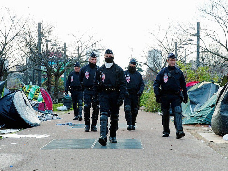 Des policiers lors du démantèlement d'un camp de migrants le 16 décembre 2016 à Saint-Denis - GEOFFROY VAN DER HASSELT [AFP]