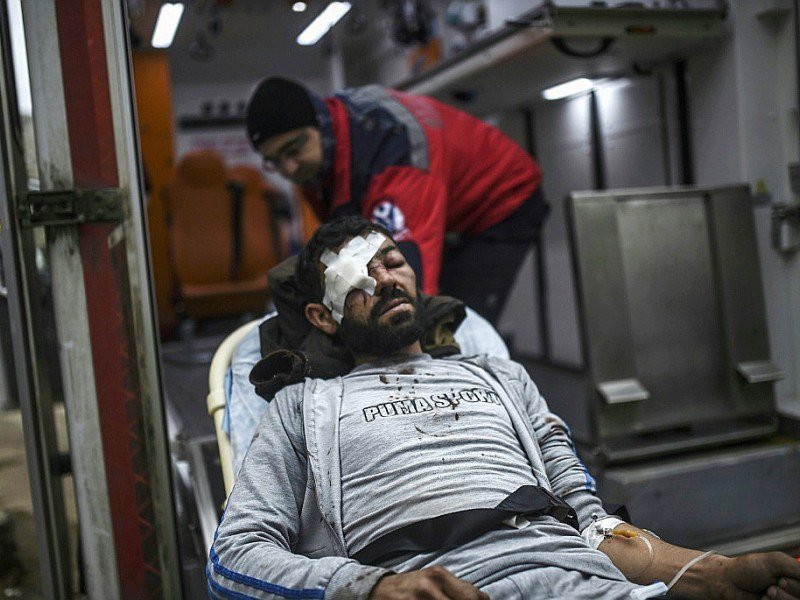 Un Syrien blessé lors des combats à Alep est conduit à l'hôpital de Bab al-Hawa, au poste frontière entre la Turquie et la Syrie, le 16 décembre 2016 - BULENT KILIC [AFP]