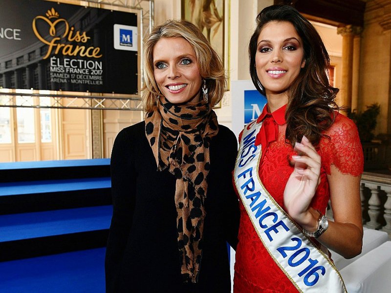 Syvlie Tellier, directrice générale de la société organisatrice, et Iris Mittenaere, Miss France 2016 le 3 décembre 2016 à Montpellier - PASCAL GUYOT [AFP]