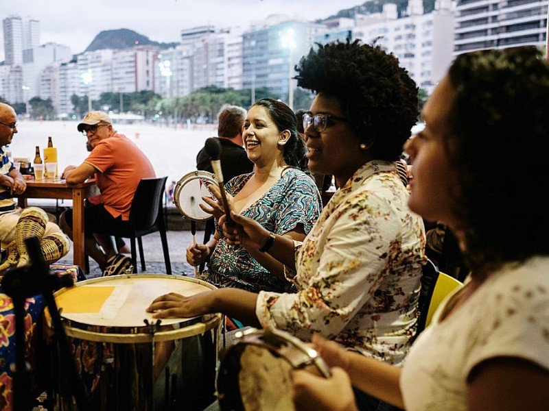 Le groupe féminin de la samba, Moca Prosa, chante sur une plage de Rio de Janeiro, le 24 novembre 2016 - YASUYOSHI CHIBA [AFP]
