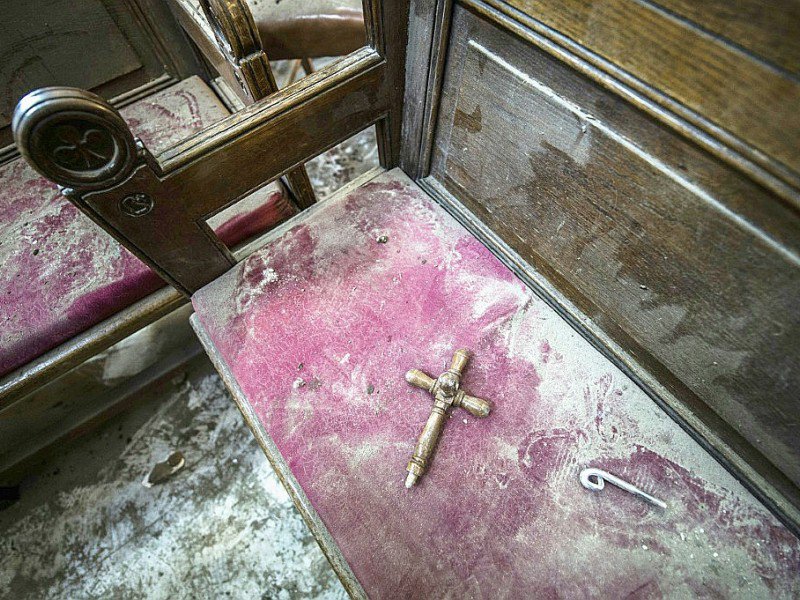 Un crucifix, le 11 décembre 2016, dans l'église Saint-Pierre et Saint-Paul, cible d'un attentat suicide, au Caire - KHALED DESOUKI [AFP/Archives]