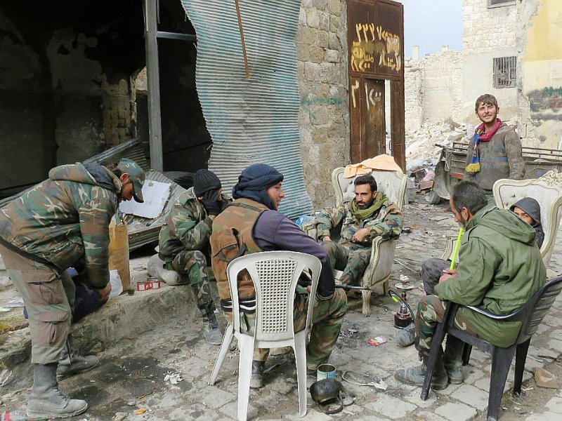 Des soldats du régime syrien le 17 décembre 2016 dans la vieille ville d'Alep - STRINGER [AFP]