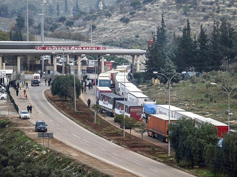 Des dizaines de camions chargés d'aide alimentaire en attente le 17 décembre 2016 au poste frontière d'Hatay entre la Turquie et la Syrie - BULENT KILIC [AFP]