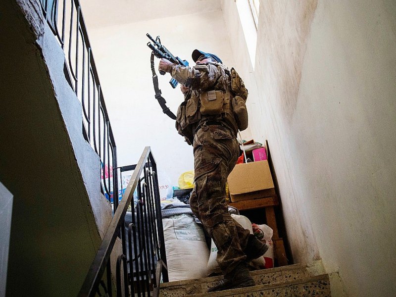 Un soldat des forces irakienne lors de la fouille d'une maison le 8 novembre 2016 à Mossoul - Odd ANDERSEN [AFP/Archives]