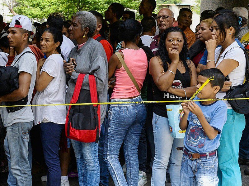 Des Vénézuéliens font la queue devant la Banque centrale pour changer leurs billets de 100 bolivars à Caracas, le 17 décembre 2016 - FEDERICO PARRA [AFP/Archives]