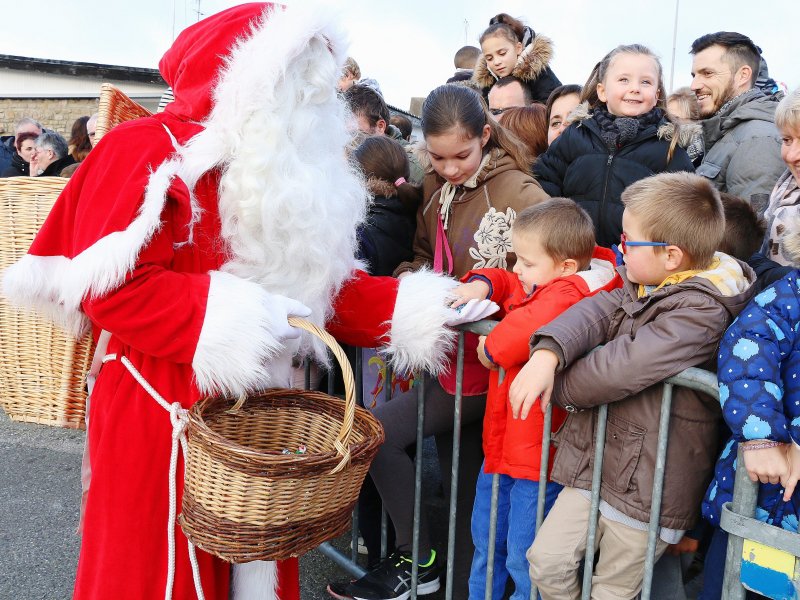 Le Père-Noël a distribué des bonbons aux enfants sages... - Célia Caradec