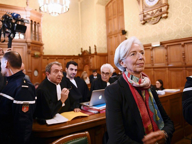 Christine Lagarde et son avocat Patrick Maisonneuve à l'audience le 12 décembre 2016 à Paris - Martin BUREAU [AFP/Archives]