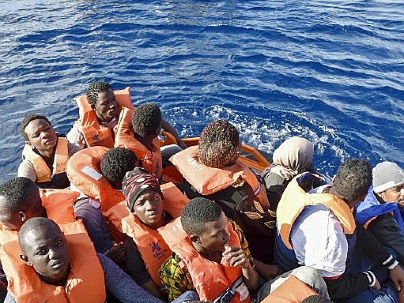 Des migrants secourus par des gardes-cotes libyens et la Croix Rouge italienne le 4 novembre 2016 en Méditerranée au large de la Libye - ANDREAS SOLARO [AFP/Archives]