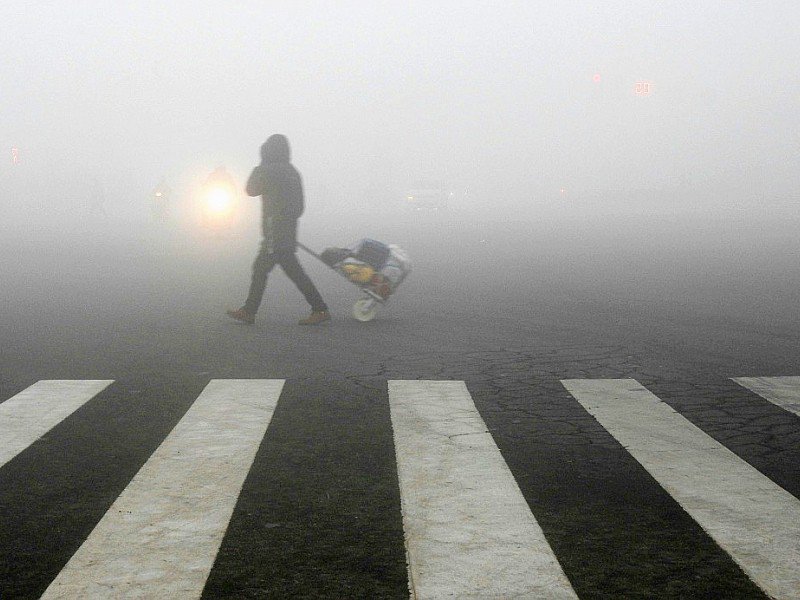 La ville de Lianyungang noyée sous un brouillard de pollution le 19 décembre 2016 dans la province du Jiangsu en Chine - STR [AFP]