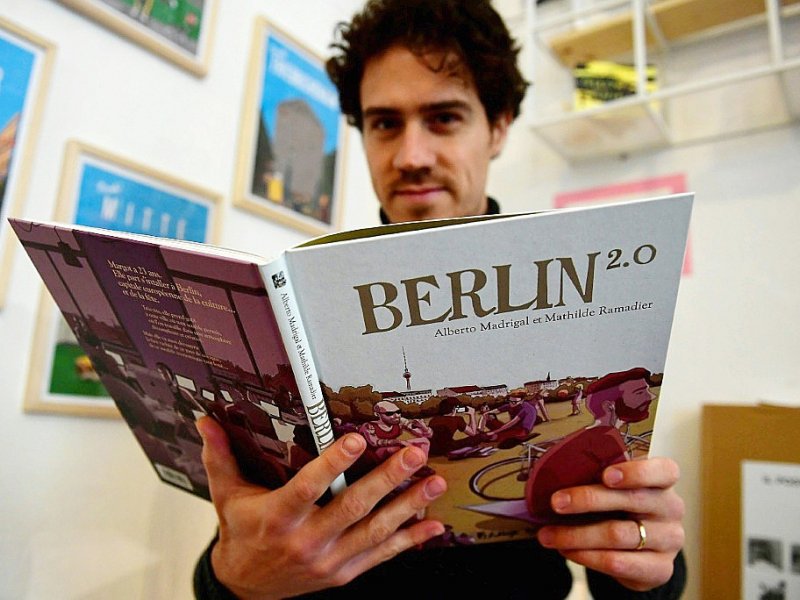 L'auteur espagnol Alberto Madrigal dans son studio à Berlin, le 16 novembre 2016 - TOBIAS SCHWARZ [AFP]