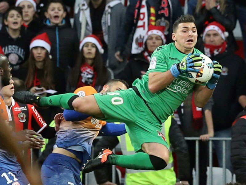Le gardien de Nice Yoan Cardinale bloque le ballon face aux Dijonnais à l'Allianz Riviera, le 18 décembre 2016 - VALERY HACHE [AFP]