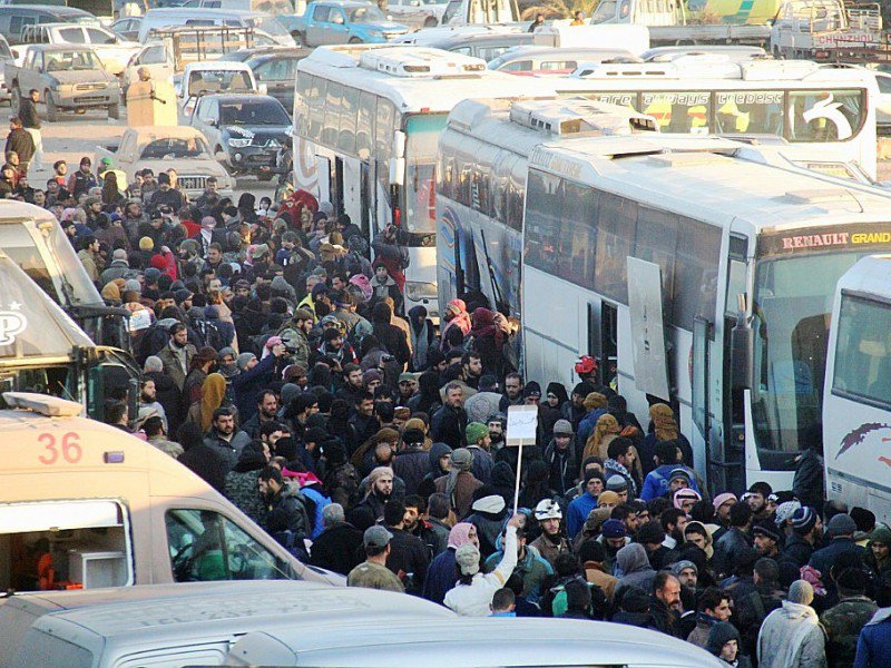 Des Syriens évacués de la dernière poche tenue par des rebelles à Alep, arrivent le 19 décembre 2016, dans une région située à l'ouest de l'ex-capitale économique de la Syrie et contrôlée par l'opposition anti-Assad - Omar haj kadour [AFP]