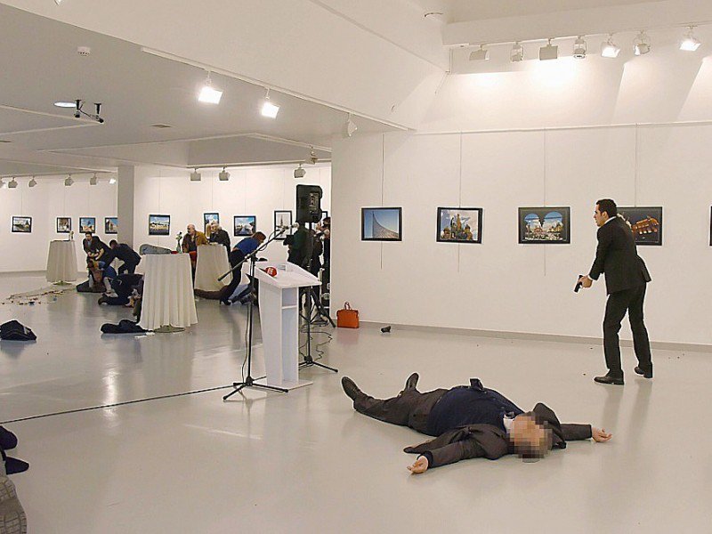 L'ambassadeur russe à Ankara, Andreï Karlov, a été abattu lundi par un jeune policier turc, devant les objectifs de caméras qui ont immortalisé la scène glaçante - STRINGER [AFP]