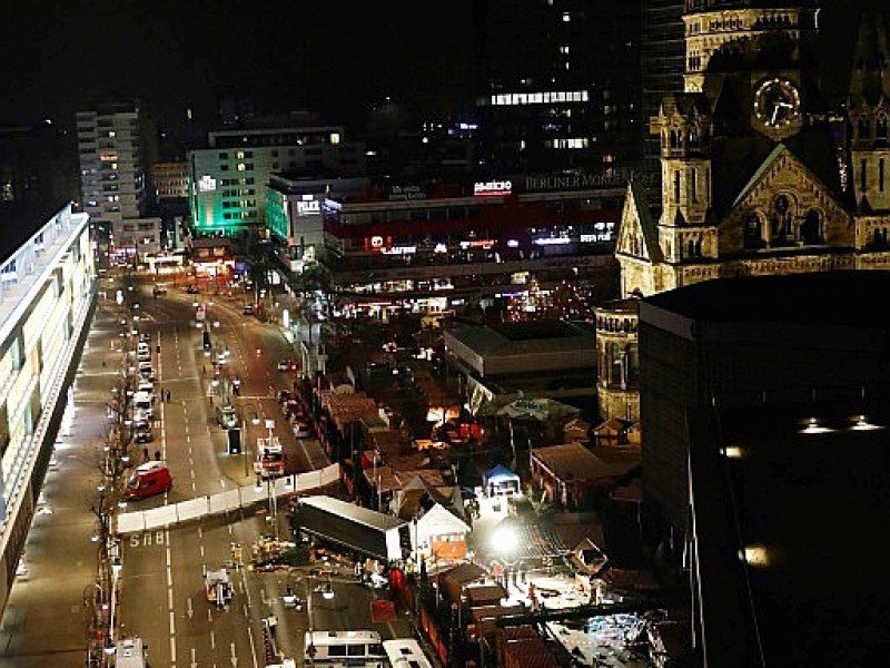 La police sur les lieux où un camion a roulé dans la foule à un marché de Noël à Berlin le 19 décembre 2016 - Odd ANDERSEN [AFP]