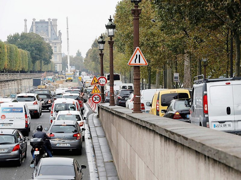 Embouteillages le 13 octobre 2016 sur le Quai des Tuileries à Paris, où une partie des voies a été fermée à la circulation automobile pour piétonniser les berges - FRANCOIS GUILLOT [AFP/Archives]