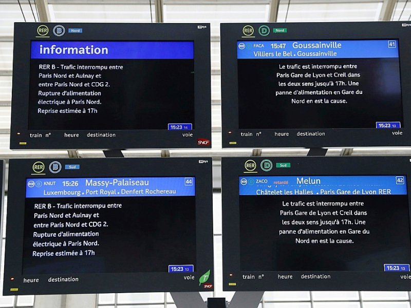 Des panneaux annonçant l'interruption du trafic des trains au départ et à l'arrivée de la gare du Nord à Paris après un problème de caténaire le 7 décembre 2016 - PATRICK KOVARIK [AFP/Archives]