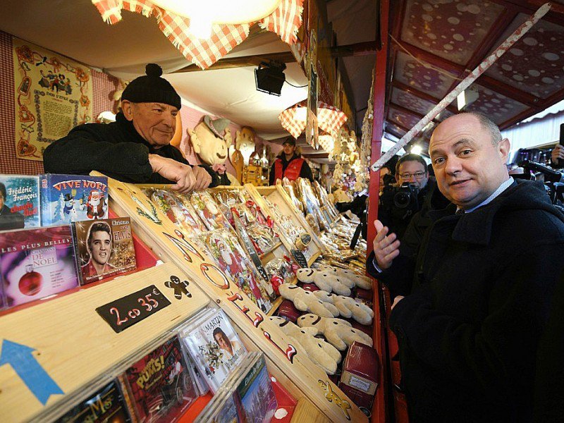 Le ministre de l'Intérieur Bruno Le Roux (d), le 20 décembre 2016 au marché de Noël de Strasbourg - PATRICK HERTZOG [AFP]