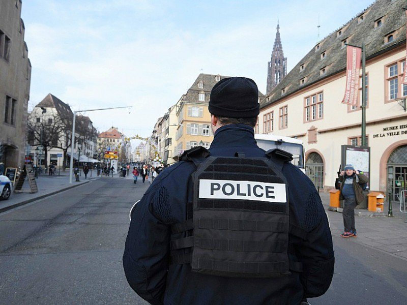 Un policier à l'entrée du marché de Noël de Strasbourg, le 20 décembre 2016 - PATRICK HERTZOG [AFP]