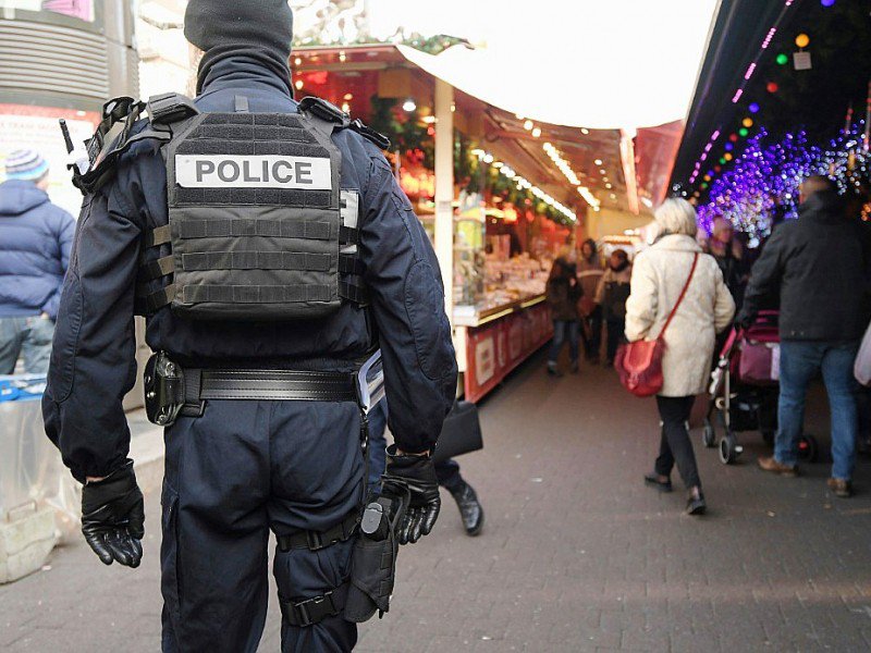 Un policier patrouille dans les allées du marché de Noël de Strasbourg, le 20 décembre 2016 - PATRICK HERTZOG [AFP]