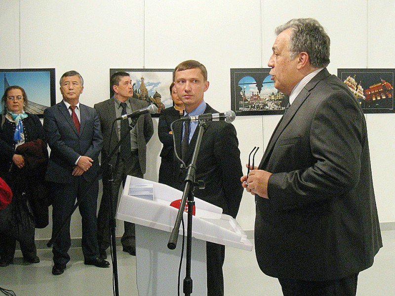 L'ambassadeur de Russie en Turquie Andreï Karlov fait un discours à une exposition d'art à Ankara avant d'être assassiné le 19 décembre 2016 - UGUR KAVAS [DEPO PHOTOS/AFP]