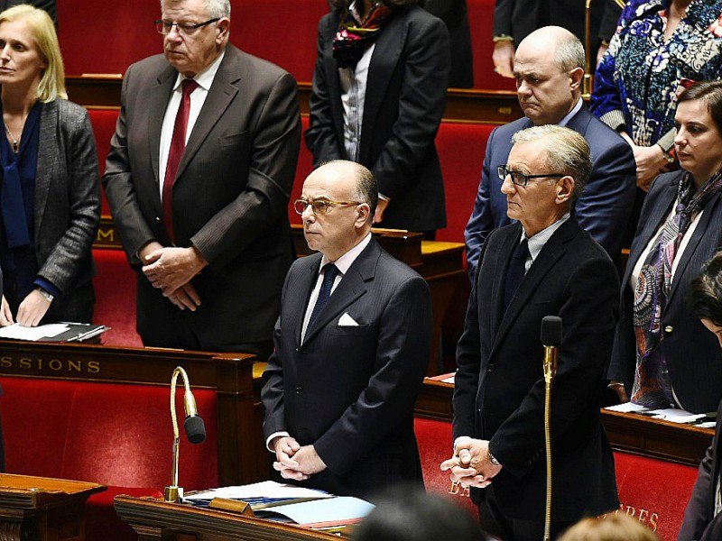 Bernard Cazeneuve lors de la minute de silence observée en hommage aux victimes de l'attentat de Berlin, le 20 décembre 2016 à l'Assemblée nationale à Paris - Bertrand GUAY [AFP]