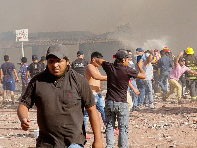 La foule sur le lieu de  l'explosion de feux d'artifice,  le 20 décembre 2016 à Mexico - ISRAEL GUTIERREZ [AFP]
