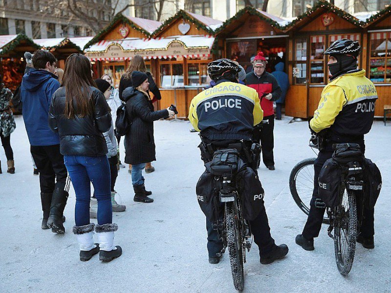 Des policiers patrouillent au marché de Noël de Chicago le 20 décembre 2016 - SCOTT OLSON [GETTY IMAGES NORTH AMERICA/AFP]