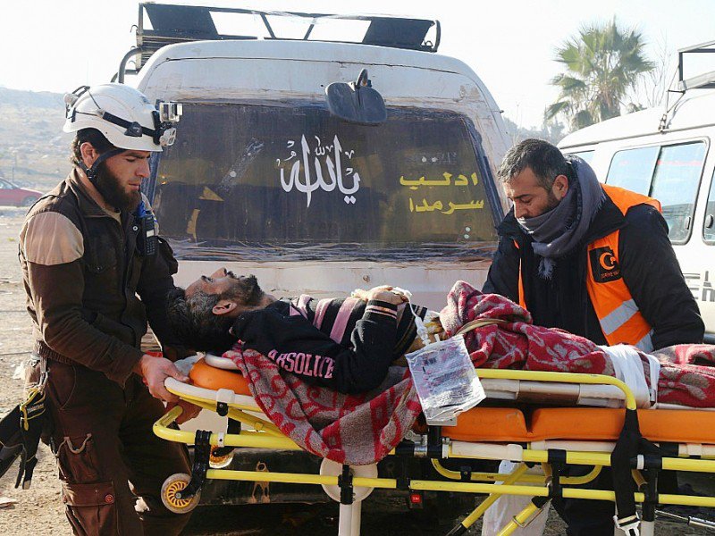 Un homme blessé évacué sur une civière le 20 décembre 2016 à Alep - Baraa Al-Halabi [AFP]