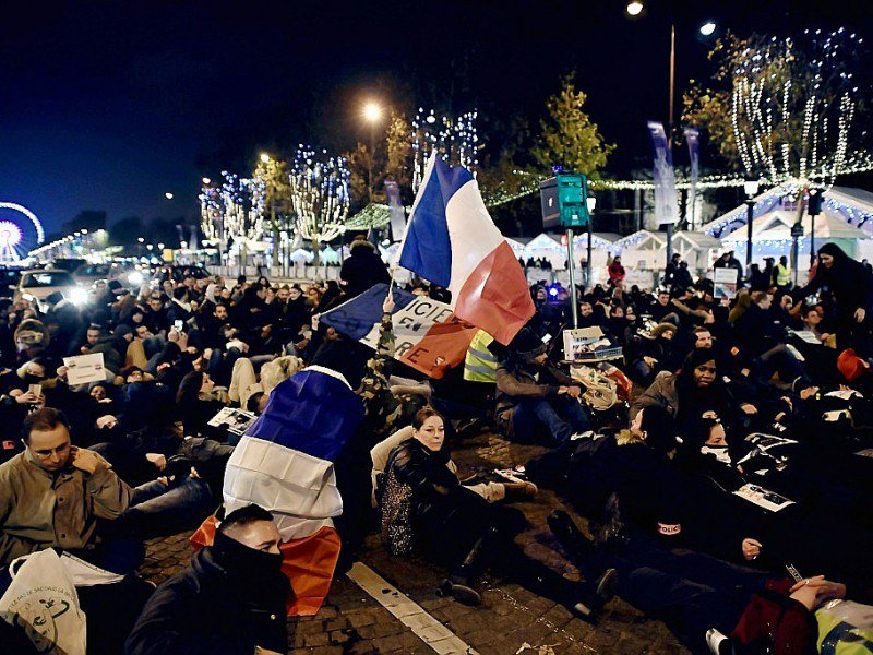 Manifestation de policiers protestant contre les attaques contre les forces de l'ordre et demandant plus de moyens, sur les Champs-Elysées à Paris le 24 novembre 2016 - PHILIPPE LOPEZ [AFP/Archives]