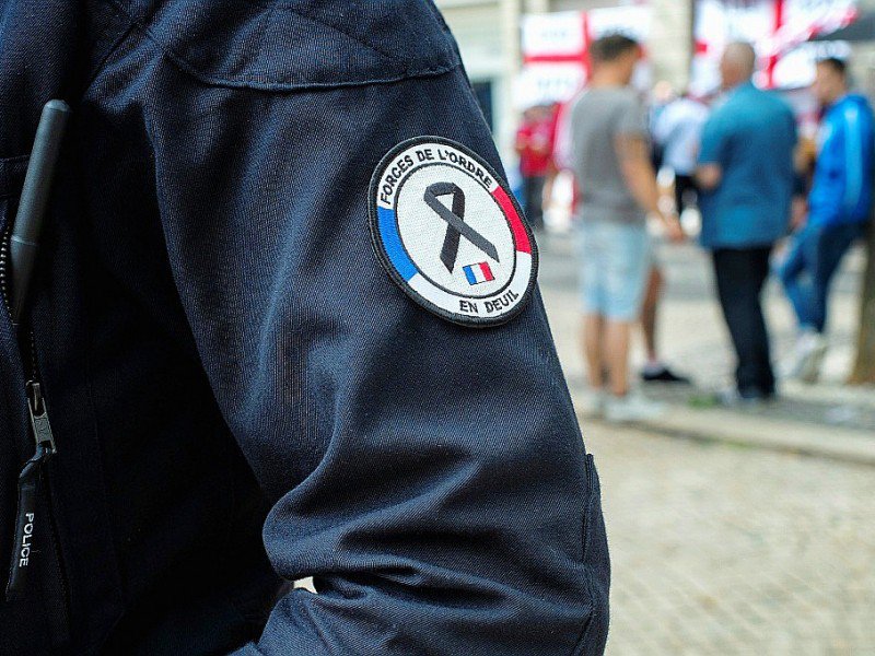 Un badge de policier marqué d'un écusson "forces de l'ordre en deuil" à Saint-Etienne le 19 juin 2016 - ROMAIN LAFABREGUE [AFP/Archives]