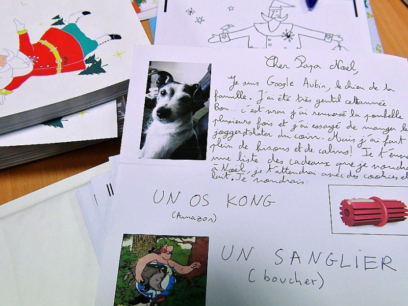 "Cher Papa Noël, je suis Google Aubin, le chien de la famille... Je voudrais un os Kong, un sanglier, 10 chouquettes, une couverture", peut-on lire sur cette lettre - GEORGES GOBET [AFP]