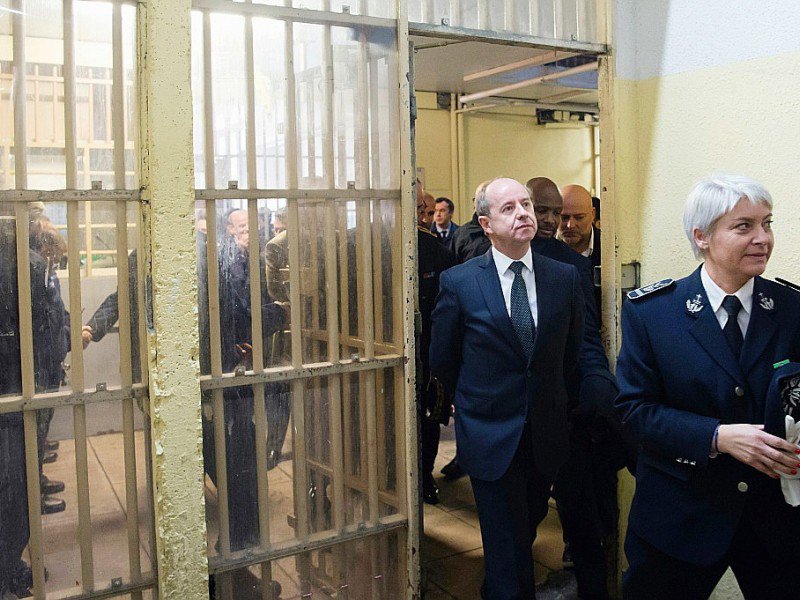 Le ministre français de la Justice Jean-Jacques Urvoas visite la prison des Baumettes avec la directrice de l'établissement Christelle Rotach à Marseille, le 9 décembre 2016 - BERTRAND LANGLOIS [POOL/AFP/Archives]