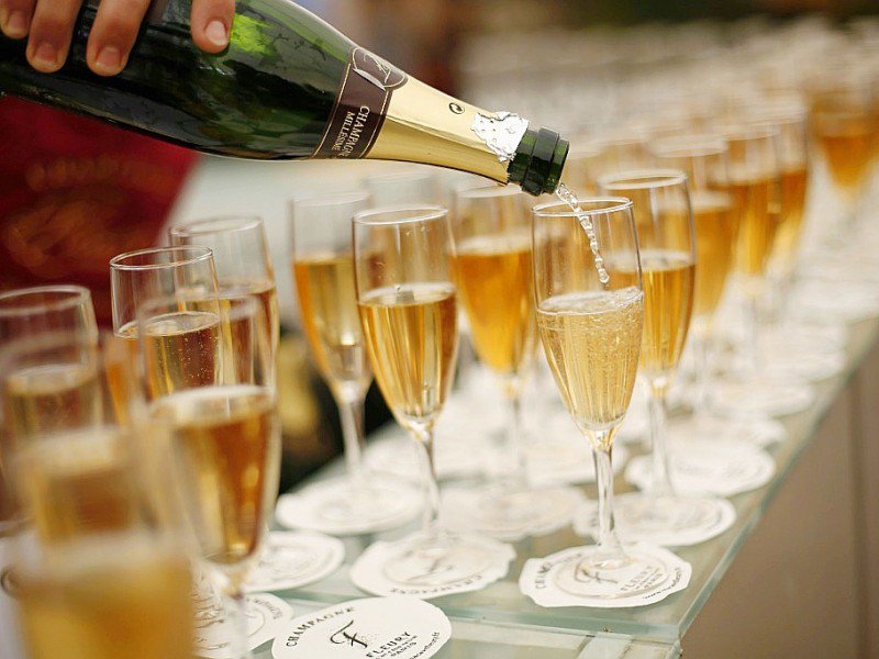 Le champagne reste associé à la fête ou à un évènement exceptionnel - LOIC VENANCE [AFP/Archives]