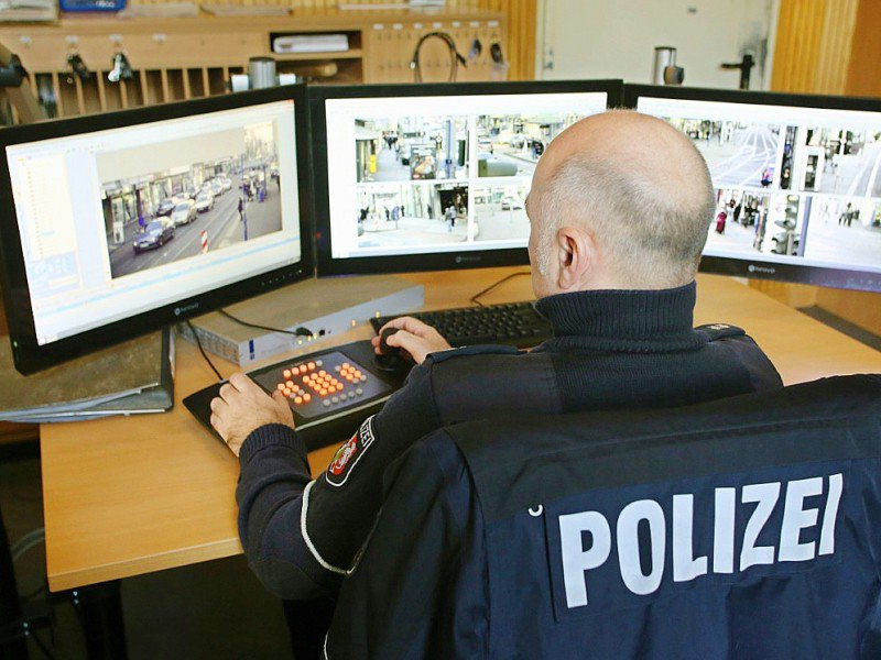 Un policier devant les écrans de surveillance du quartier de Marxloh, le 21 décembre 2016 à Duisbourg - Roland Weihrauch [dpa/AFP]
