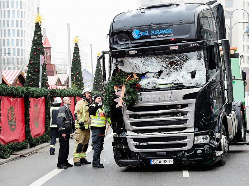 Des enquêteure examinent le camion utilisé pour l'attaque sur le marché de Noël, le 20 décembre 2016 à Berlin - Tobias SCHWARZ [AFP]