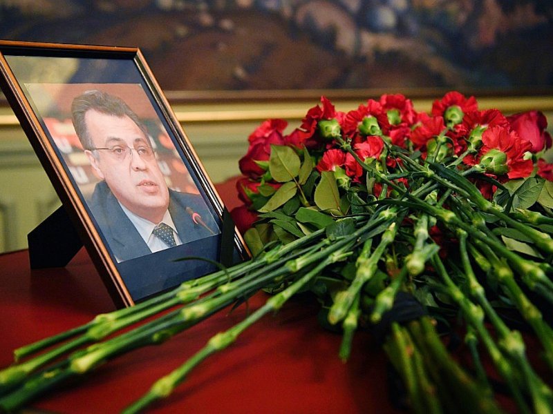 Des fleurs déposées en hommage à Andreï Karlov, l'ambassadeur russe assassiné à Ankara, le 20 décembre 2016 au ministère des Affaires étrangères à Moscou - Natalia KOLESNIKOVA [AFP]