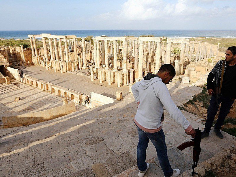 Des gardes armés libyens surveillent l'amphithéâtre de l'ancienne cité romaine de Leptis Magna, le 18 décembre 2016 - MAHMUD TURKIA [AFP]