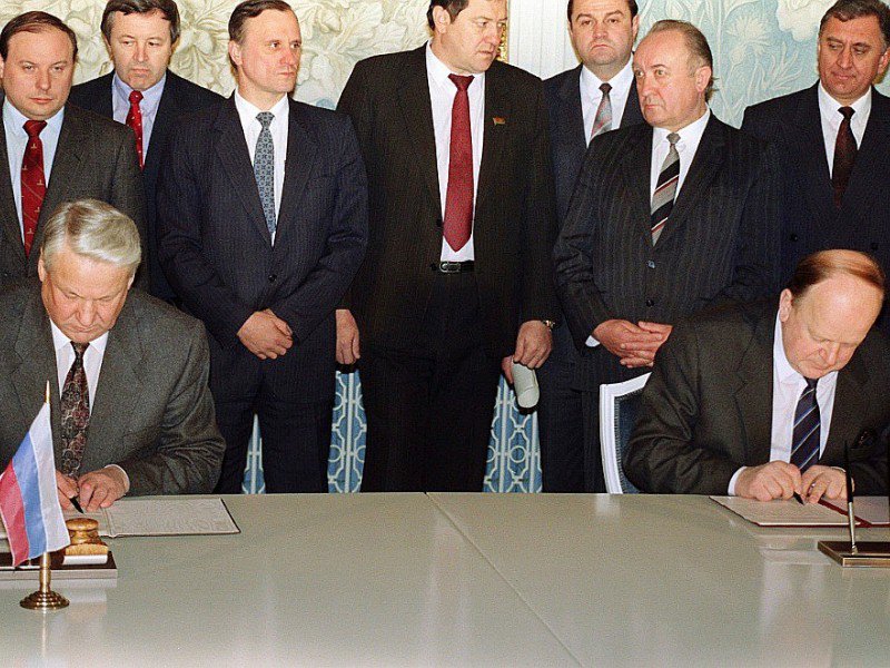 Le président russe Boris Eltsine (g) et le président du Soviet Suprême de la Biélorussie Stanislav Chouchkevitch signent un document statuant que l'URSS n'existe plus, à Minsk, le 8 décembre 1991 - DAVID BRAUCHLI [AFP/Archives]