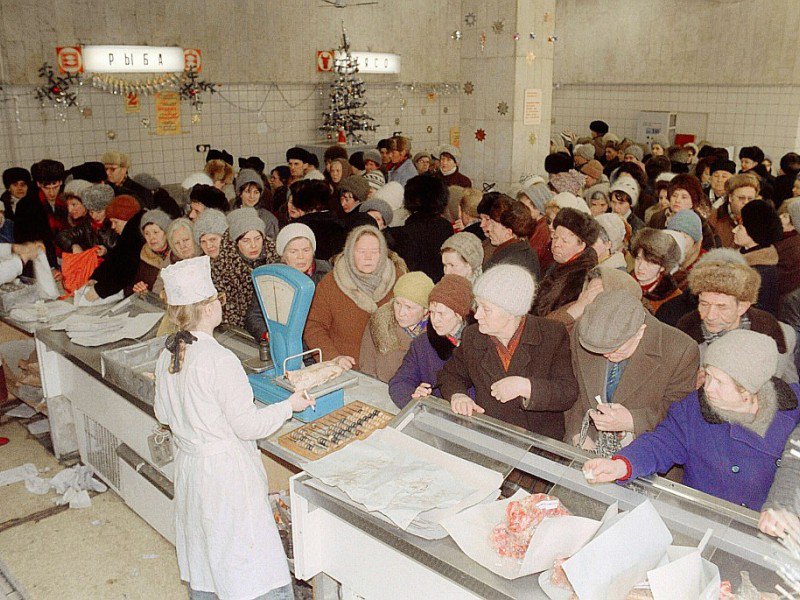 Des Moscovites font la queue pour acheter des produits alimentaires avant les fêtes de la fin d'année à Moscou, le 29 décembre 1990 - ANDRE DURAND [AFP/Archives]