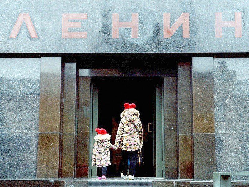 Des visiteurs au mausolée Lénine, fondateur de l'URSS, à Moscou sur la place Rouge, le 11 octobre 2016 - Natalia KOLESNIKOVA [AFP]