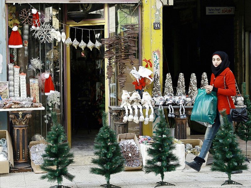 Une boutique de la ville syrienne de Qamichli ornée de décorations de Noël, le 19 décembre 2016 - DELIL SOULEIMAN [AFP]