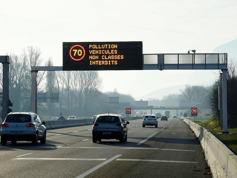 Limitation de vitesse en raison de la pollution sur une autoroute traversant les Alpes, le 13 décembre 2016. - JEAN-PIERRE CLATOT [AFP/Archives]