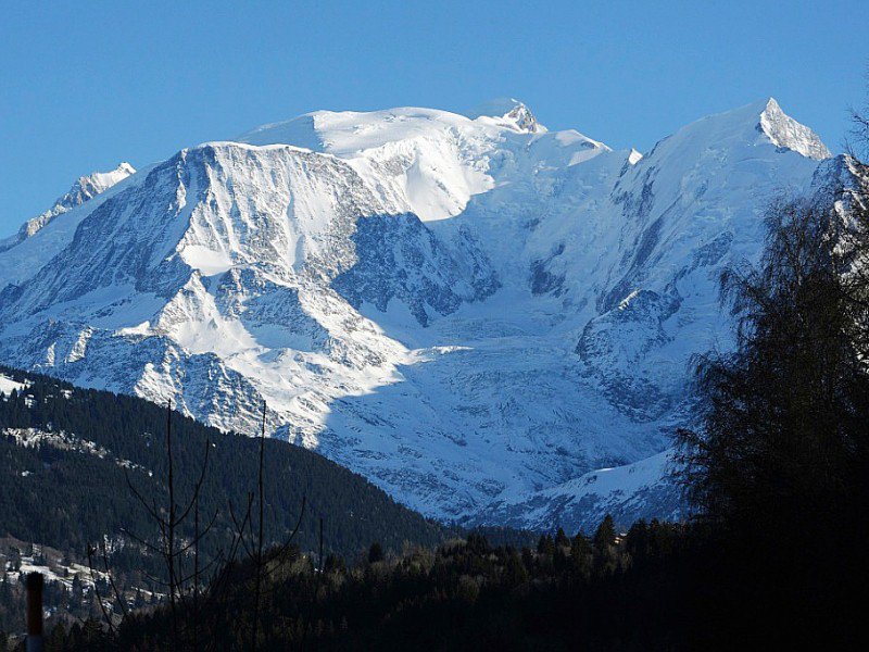 Le Mont-Blanc depuis la vallée de l'Arve, le 7 janvier 2015, lors d'un pic de pollution. - JEAN-PIERRE CLATOT [AFP/Archives]