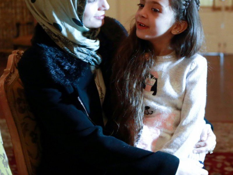 La Syrienne Bana al-Abed (d) avec sa mère Fatemah, le 22 décembre 2016 à Ankara - ADEM ALTAN [AFP]