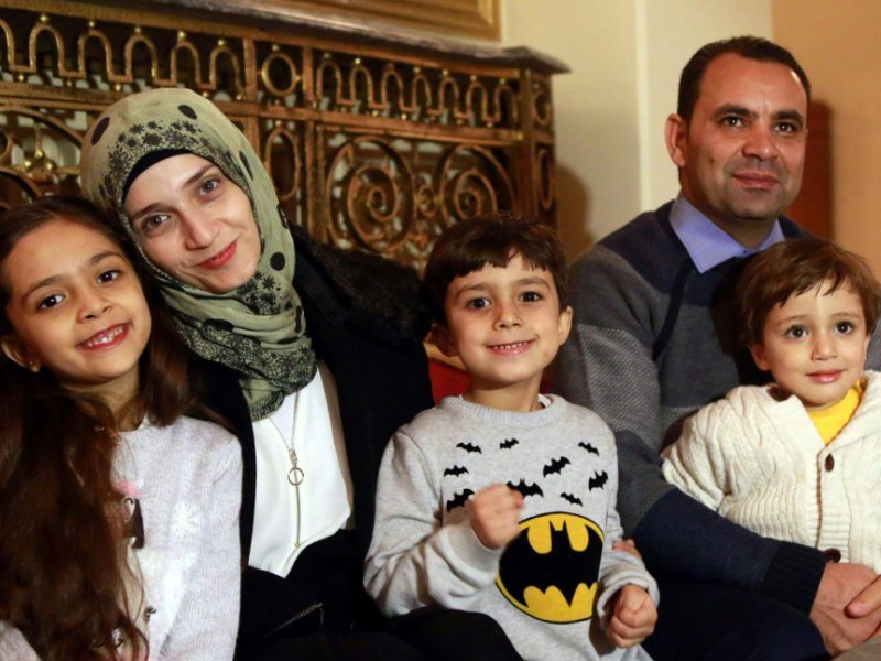 La Syrienne Bana al-Abed (g) avec ses frères et ses parents, le 22 décembre 2016 à Ankara - ADEM ALTAN [AFP]