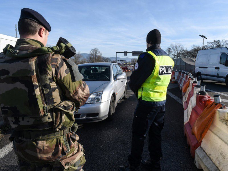 Un policier et un militaire participent au contrôle des voitures à la frontière franco-allemande, à Ottmarsheim, le 22 décembre 2016. - SEBASTIEN BOZON [AFP]