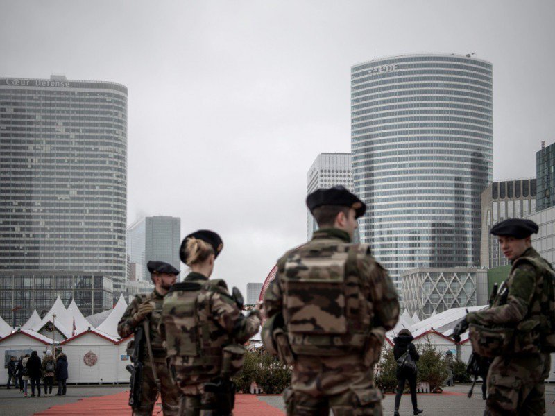 Des soldats patrouillent sur le marché de Noël installé sur la dalle de la Défense, le quartier d'affaires de Paris, le 22 décembre 2016. - PHILIPPE LOPEZ [AFP]